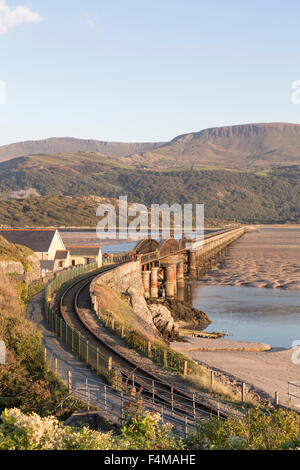 Barmouth Eisenbahn Vaduct überqueren die Fluss Mawddach Mündung in der Nähe von Barmouth, Gwynedd, Nordwales, UK Stockfoto