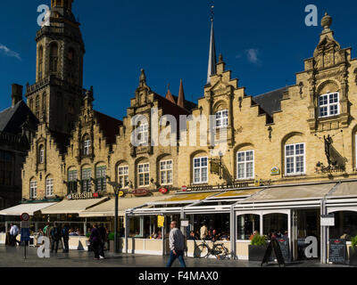 Teestuben in historischen Gebäuden Grote Markt Veurne Westflandern Belgien Wahrzeichen Turm der Sint Walburga Kirche schöne Oktoberwetter Tag Stockfoto