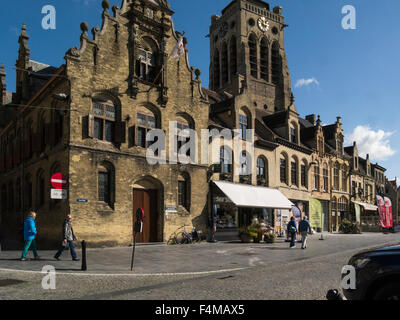 Historische Gebäude, in denen Westhoek Academe in Grote Markt Veurne West Flandern Belgien Sint-Niklaaskerk Kirche Turm und Renaissance Architektur Stockfoto