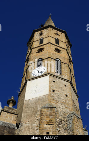 Turm der Kirche im Zentrum von Massat, Ariege, Midi-Pyrenäen, Frankreich Stockfoto