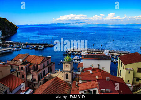 Blick hinunter auf die Dächer und Kirchturm von Marina Grande und dem Meer, unter Sorrento, Italien. Stockfoto