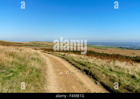 Blick Richtung Norden nach Ystrad Mynach und Rhymney Tal vom Hügel oberhalb Llanbradach, South Wales Valleys, UK. Stockfoto