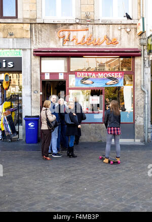 Berühmte, niederländisch-belgische Pommes, Frituur - Restaurant Reitz am Markt, Maastricht, Limburg, Niederlande. Stockfoto