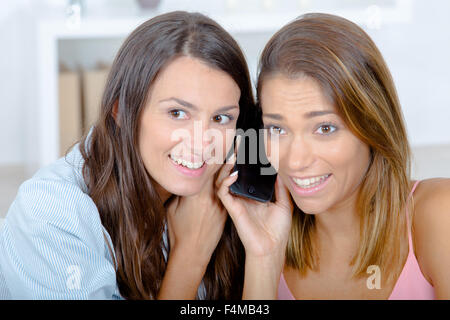 Zwei Mädchen Handy anhören Stockfoto