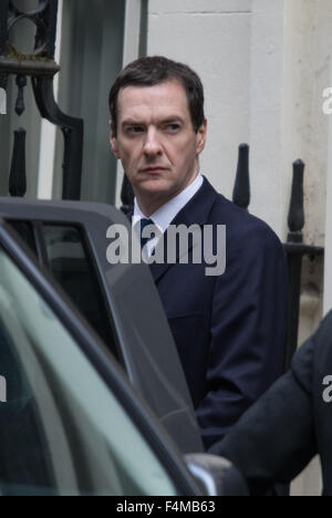 Downing Street, London, 20. Oktober 2015.  Kanzler George Osbourne verlässt 11 Downing Street für das Parlament vor der Abstimmung Tax Credits. Bildnachweis: Paul Davey/Alamy Live-Nachrichten Stockfoto