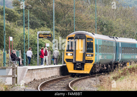 In nördlicher Richtung Zug am Bahnhof Morfa Mawddach auf der Cambrian Coast Railway, Gwynedd, Nordwales, UK Stockfoto