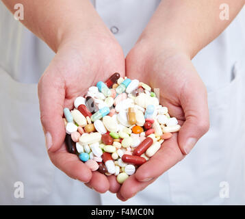 Ärztin, die viele Pillen in ihren Händen hält Stockfoto