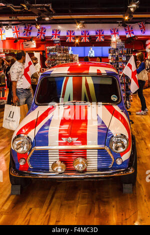 Zeigen Sie im Souvenirshop des ein Austin Mini mit einem Union Jack-Lackierung. Stockfoto