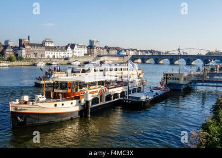 Touristischen Lastkähne auf der Maas, mit St. Servatius-Brücke im Hintergrund Maastricht, Limburg, Niederlande, Europa. Stockfoto