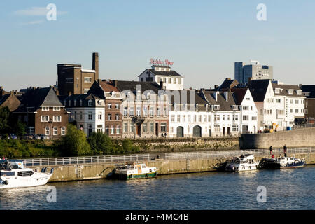 Wijck Nachbarschaft mit Brauerei Ridder auf den Fluss Maas, Maastricht, Limburg, Niederlande, Europa. Stockfoto