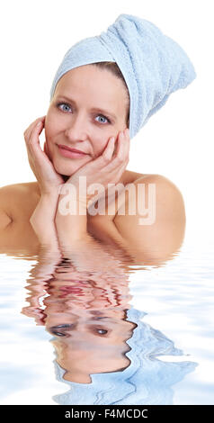 Schöne Frau, Baden im Pool mit Handtuch auf dem Kopf Stockfoto