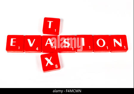 Steuerhinterziehung in roten Buchstaben Fliesen ausgeschrieben. Stockfoto