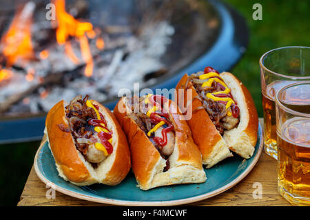 Hot Dogs mit Röstzwiebeln Stockfoto