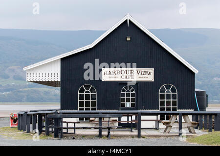 Die Harbour View Cafe und die Endstation der Bahn Fairbourne Dampf Penrhyn Punkt, Fairbourne, Gwynedd, Nordwales, UK Stockfoto