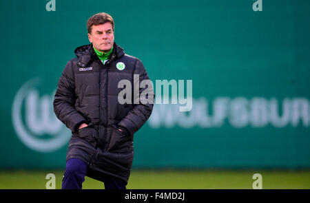 Wolfsburg, Deutschland. 20. Oktober 2015. Wolfsburgs Trainer Dieter Hecking sieht seine Spieler während einer Trainingseinheit der deutschen Fußball-Bundesliga-Fußball-Club VfL Wolfsburg in der Volkswagen Arena in Wolfsburg, Deutschland, 20. Oktober 2015. Wolfsburg stellen PSV Eindhoven in einem Champions-League-Fußballspiel am 21. Oktober 2015. Foto: PETER STEFFEN/Dpa/Alamy Live News Stockfoto