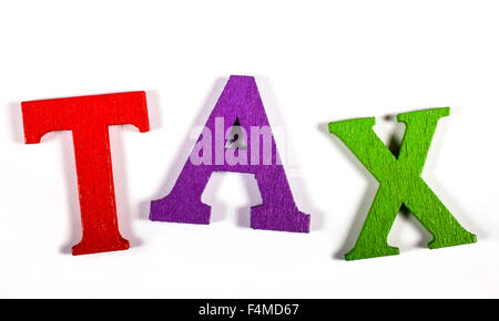 Steuer ausgeschrieben mit leuchtend bunten Buchstaben auf einem weißen Hintergrund. Stockfoto