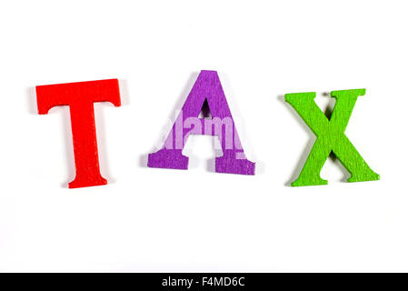 Steuer ausgeschrieben mit leuchtend bunten Buchstaben auf einem weißen Hintergrund. Stockfoto
