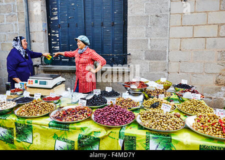 Straßenmarkt Stall zu verkaufen Oliven in Objat, Correze, Limousin, Frankreich. Stockfoto