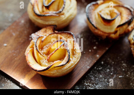 Blätterteig-Apfel-Rosen Stockfoto