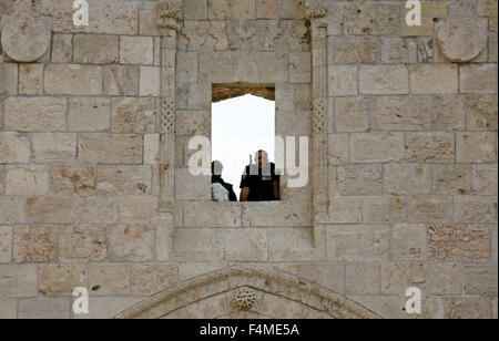 Jerusalem, Jerusalem, Palästina. 20. Oktober 2015. Israelische Polizisten Wache an der Wand auf Damaskus-Tor in der Jerusalemer Altstadt am 20. Oktober 2015. Israelische Polizei begann Errichtung einer Wand in Ost-Jerusalem, ein jüdisches Viertel unterliegen Brandbombe und Stein Angriffe von einem benachbarten palästinensischen Dorf Kredit zu schützen: Mahfouz Abu Türke/APA Bilder/ZUMA Draht/Alamy Live News Stockfoto