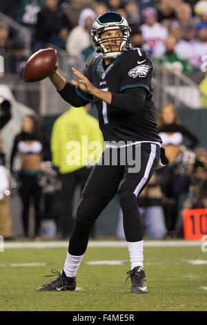 Philadelphia, Pennsylvania, USA. 19. Oktober 2015. Philadelphia Eagles-quarterback Sam Bradford (7) in Aktion während der NFL-Spiel zwischen den New York Giants und die Philadelphia Eagles am Lincoln Financial Field in Philadelphia, Pennsylvania. Christopher Szagola/CSM/Alamy Live-Nachrichten Stockfoto