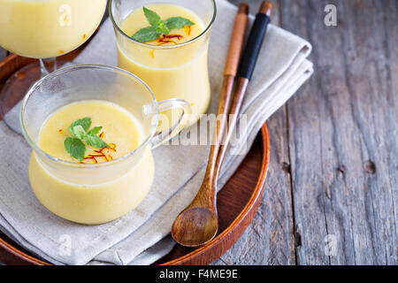 Mango Smoothie mit Safran in drei verschiedenen Gläsern Stockfoto