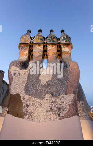 Casa Batlló vom Architekten Antoni Gaudí. Dachdetails im Abendlicht. Barcelona, Katalonien, Spanien. Stockfoto