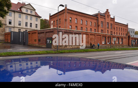 Erfurt, Deutschland. 20. Oktober 2015. Die Gedenkstätte Andreasstraße und Studienzentrum in Erfurt, Deutschland, 20. Oktober 2015. Bodo Ramelow, Premier von dem Bundesland Thüringen, traf sich mit Vertretern der Verbände der Opfer an dieser Stelle am selben Tag. Mehr als 5.000 politische Gefangene wurden inhaftiert, in der ehemaligen Stasi-Gefängnis der Deutschen Demokratischen Republik (DDR), auch bekannt als Ostdeutschland vor der deutschen Wiedervereinigung, bevor es Ende 2013 in eine Gedenkstätte umgewandelt wurde. Foto: Martin Schutt/Dpa/Alamy Live News Stockfoto