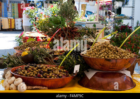 Oliven auf Marktstand in Provence Frankreich Europa Stockfoto