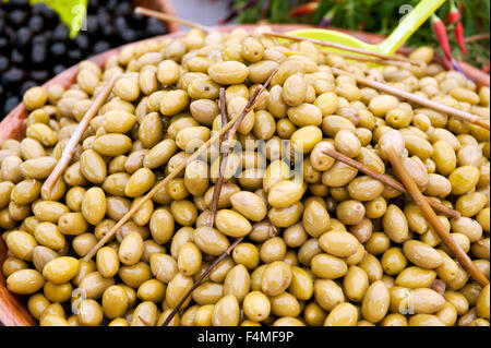 Oliven auf Marktstand in Provence Frankreich Europa Stockfoto