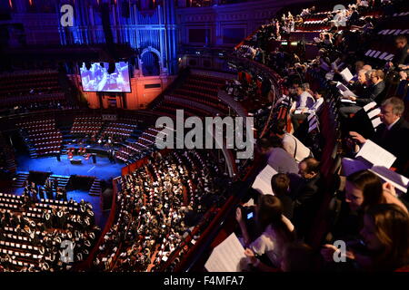 In der Royal Albert Hall Absolventen und Familien am Imperial College London Gedenktag Stockfoto