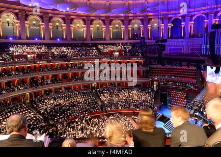 In der Royal Albert Hall Absolventen und Familien am Imperial College London Gedenktag Stockfoto