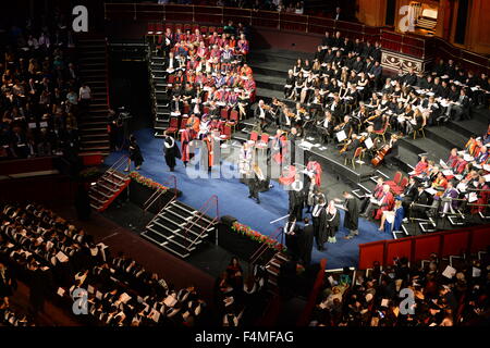 In der Royal Albert Hall Absolventen und Familien am Imperial College London Gedenktag Stockfoto