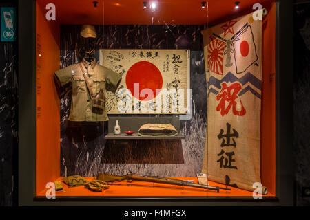 Japanische Weltkrieg zwei Waffen, Uniform und Fahnen auf dem Display, Mémorial de Caen, Kriegsmuseum in Caen, Normandie, Frankreich Stockfoto