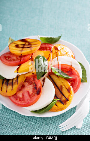 Gegrillter Pfirsich Caprese-Salat mit Mozzarella und Tomaten Stockfoto