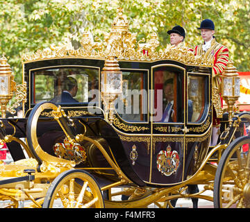 London, Großbritannien, 20. Oktober 2015. Chinesischen Staatspräsidenten Xi Jinping trat die Königin in einer staatlichen Prozession zum Buckingham Palace, nachdem eine formelle Begrüßung in Horseguards parade © Keith Larby/Alamy Live News Bildnachweis: Keith Larby/Alamy Live News Stockfoto