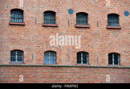 Erfurt, Deutschland. 20. Oktober 2015. Ausgeschlossen Windows in einem Zellenblock der Andreasstraße Memorial und Studienzentrum in Erfurt, Deutschland, 20. Oktober 2015. Bodo Ramelow, Premier von dem Bundesland Thüringen, traf sich mit Vertretern der Verbände der Opfer an dieser Stelle am selben Tag. Mehr als 5.000 politische Gefangene wurden inhaftiert, in der ehemaligen Stasi-Gefängnis der Deutschen Demokratischen Republik (DDR), auch bekannt als Ostdeutschland vor der deutschen Wiedervereinigung, bevor es Ende 2013 in eine Gedenkstätte umgewandelt wurde. Foto: Martin Schutt/Dpa/Alamy Live News Stockfoto