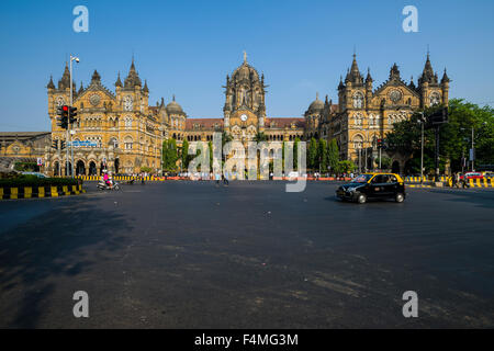 Die ehemalige Victoria Terminus Bahnhof, jetzt Chhatrapati Shivaji Terminus, über den Platz gesehen Stockfoto