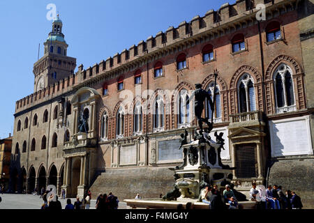 Italien, Emilia Romagna, Bologna, Piazza Maggiore, Neptun-Statue und palazzo comunale Stockfoto