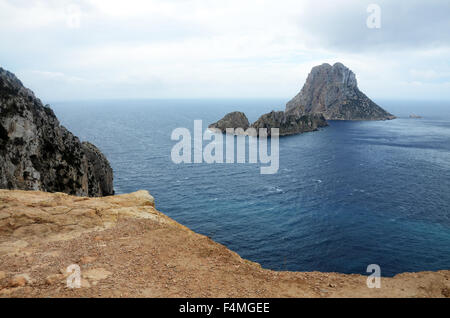 ES VEDRA, eine unbewohnte Felseninsel befindet sich 2km vor der Westküste von Ibiza, im Bereich Cala d ' Hort. Stockfoto