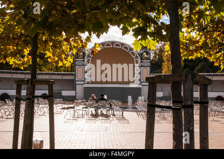 ein Rentner paar späten Herbstsonne genießen Stockfoto