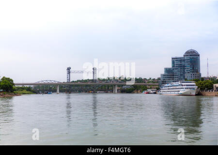 Eisenbahn-Zugbrücke, Temernitskiy Brücke über den Fluss und Schiff in Rostow am Don, Russland Stockfoto