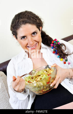 Erhöhte Ansicht glücklich schwanger Frau Salat essen. Stockfoto