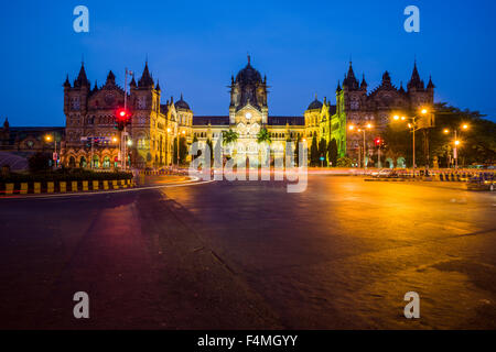 Die ehemalige Victoria Terminus Bahnhof, jetzt Chhatrapati Shivaji Terminus, über den Platz bei Nacht Stockfoto