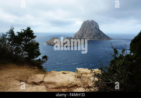 ES VEDRA, eine unbewohnte Felseninsel befindet sich 2km vor der Westküste von Ibiza, im Bereich Cala d ' Hort. Stockfoto