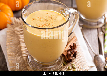 Gesunde Kürbis Smoothie in großen Tassen auf rustikalen Hintergrund Stockfoto