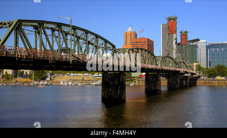 Der Hawthorne-Brücke führt über den Willamette River und führt in Portland, Oregon Stockfoto