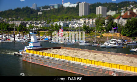 Ein Schlepper drückt ein Lastkahn von Sand den Willamette River in Portland, Oregon Stockfoto