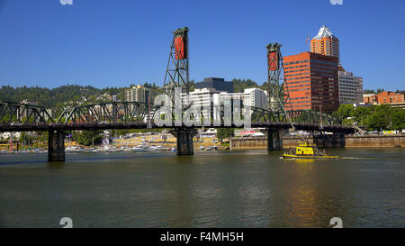 Der Hawthorne-Brücke führt über den Willamette River und führt in Portland, Oregon Stockfoto