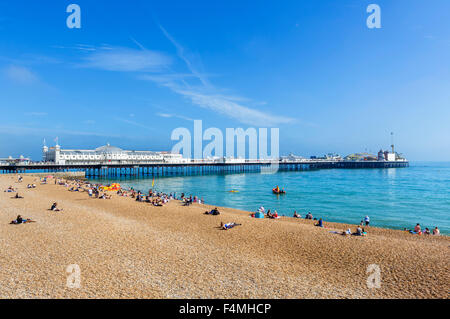 Brighton, UK. Der Strand und die Seebrücke in späten Nachmittagssonne, Brighton, East Sussex, England, UK Stockfoto